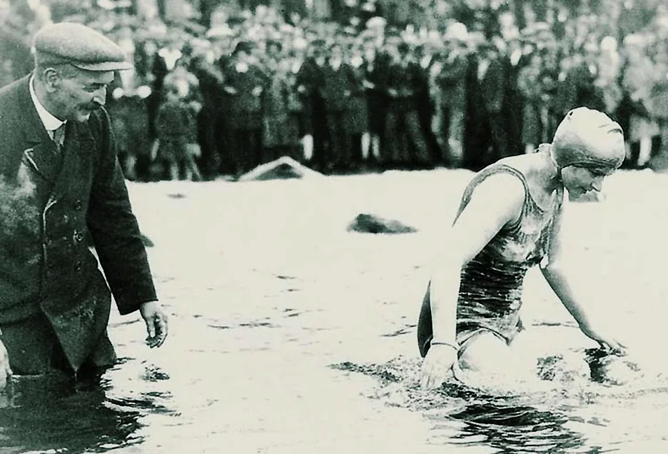 Mercedes Gleitze dans l'eau lors de sa tentative de traversée de la Manche en 1927